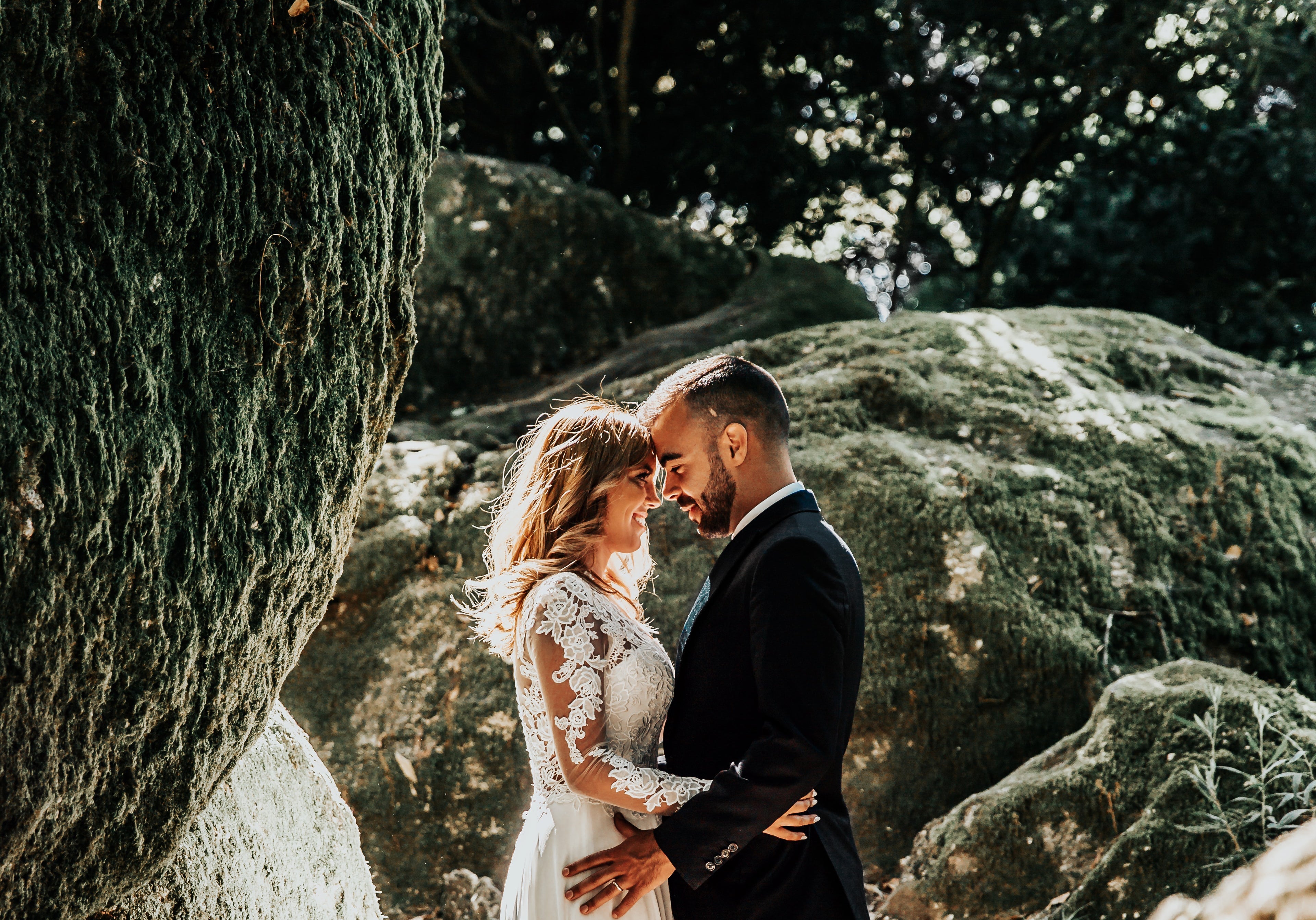 20 Amazing and Elegant Outdoor Wedding Photography Ideas.